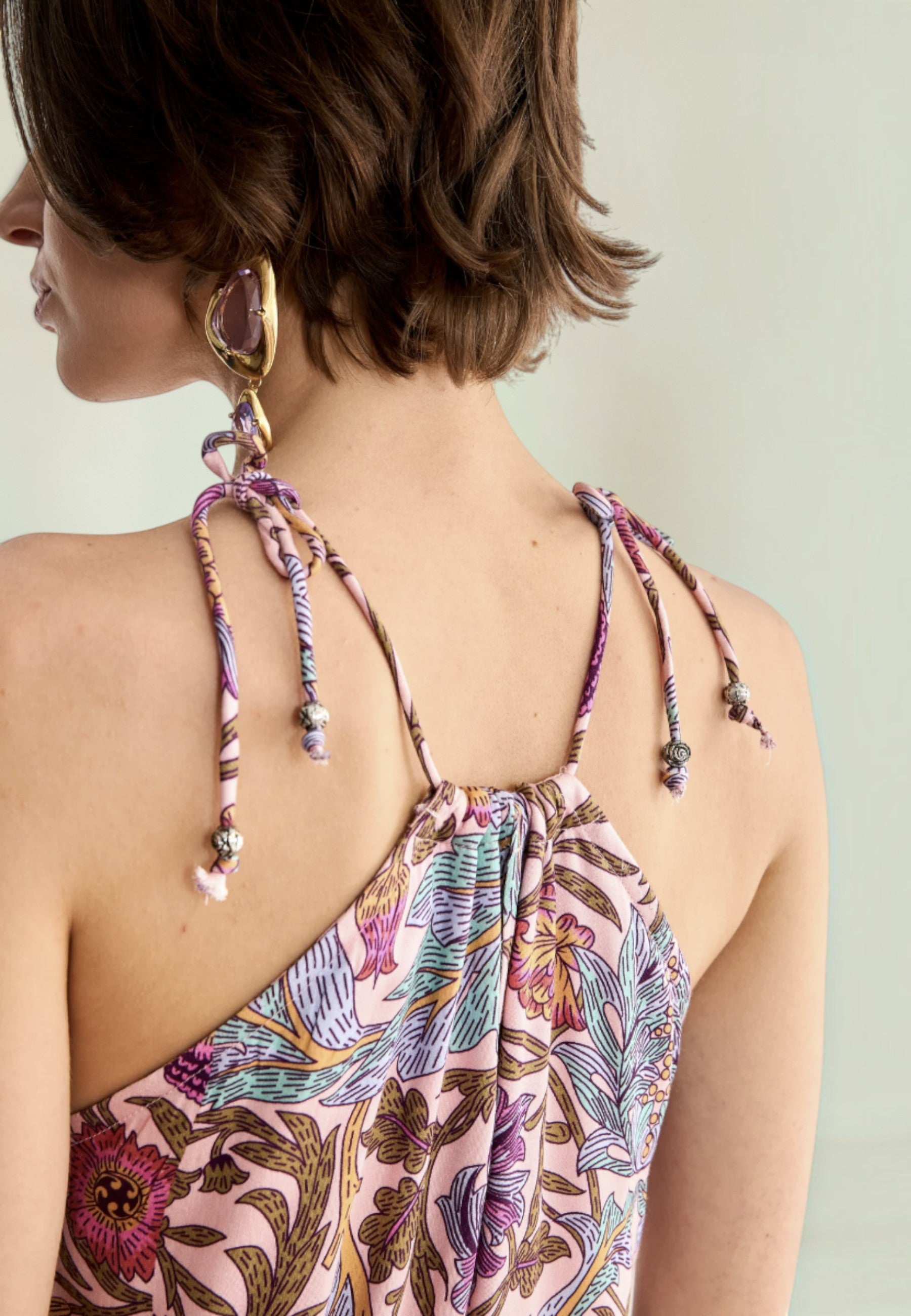 close up of tie straps