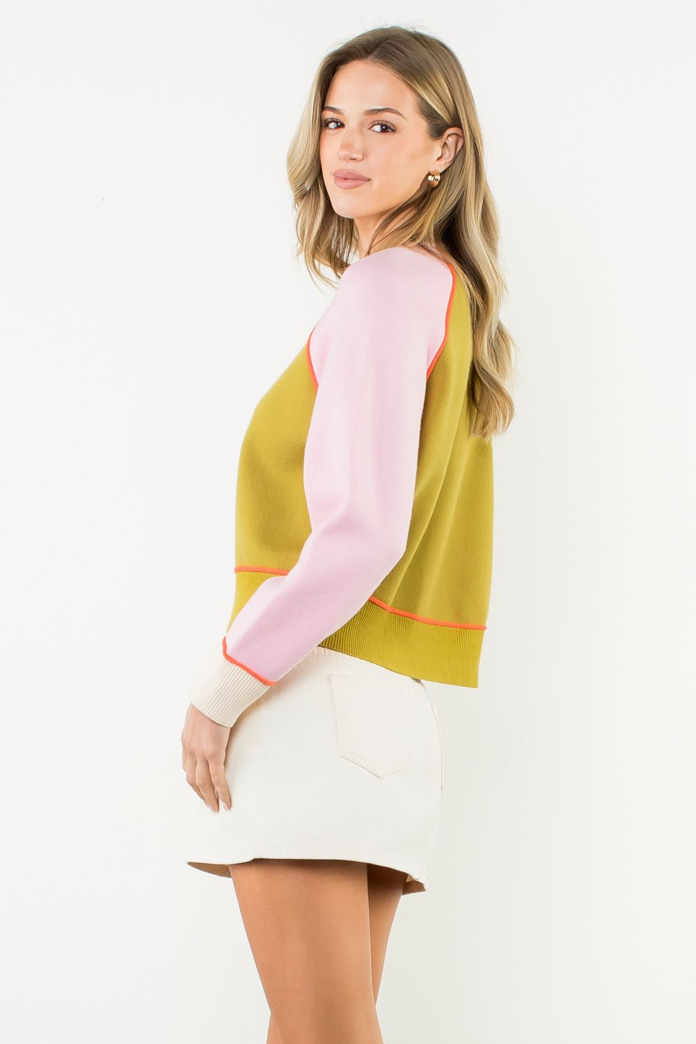 Lindsay sweater - Woman wearing a colorful sweater with a white background