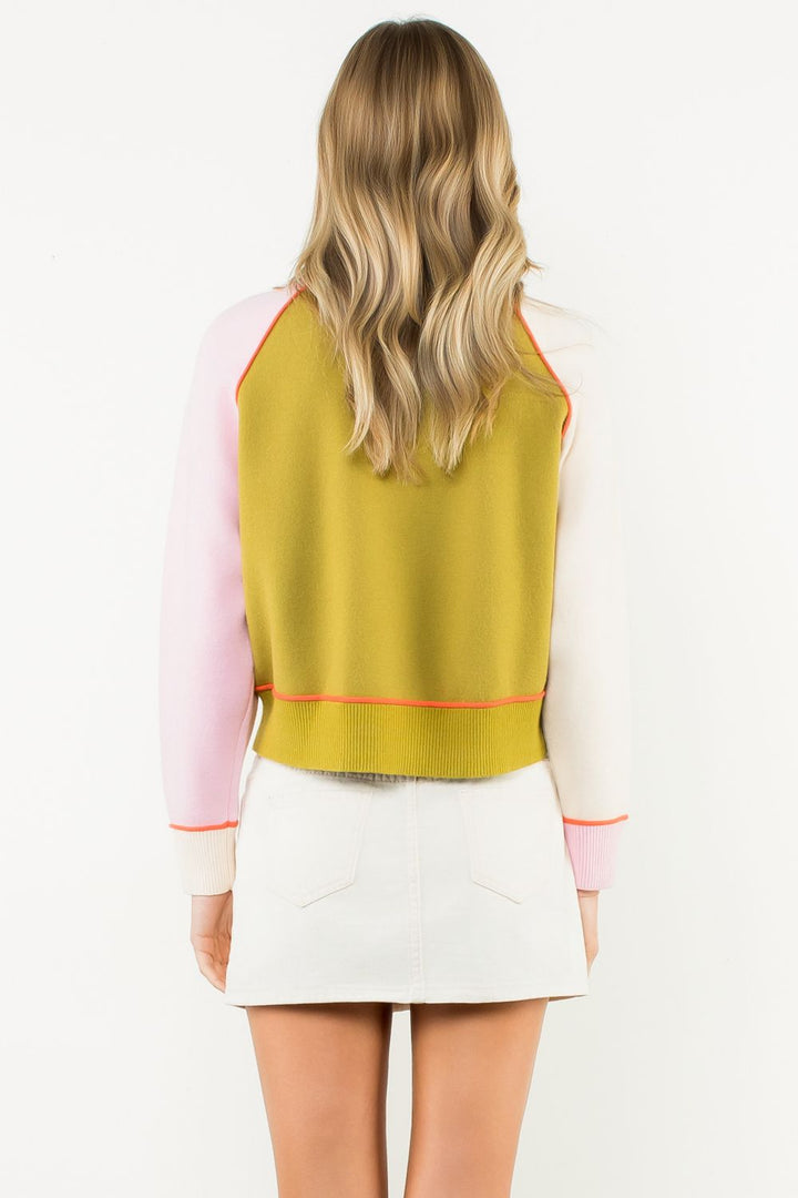 Lindsay sweater - Woman wearing a colorful sweater with a white background