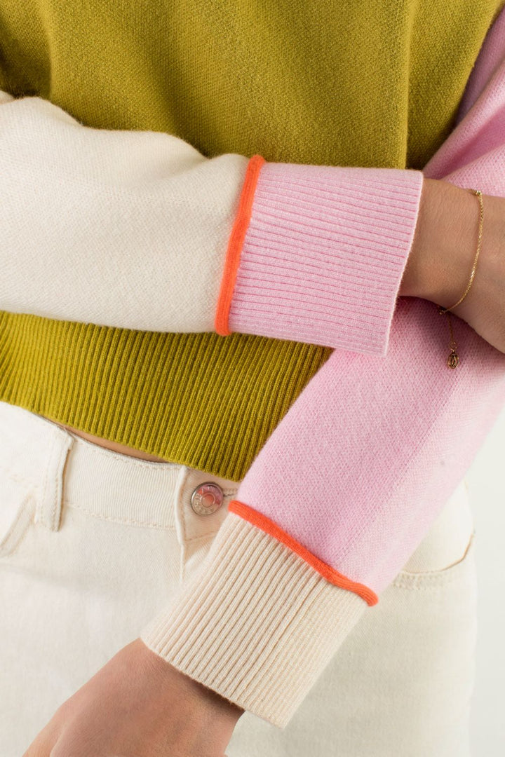Lindsay sweater - Woman wearing a colorful sweater with a white background